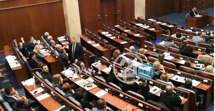 A i dha urdhër Artan Grubi kryeparlamentari Xhaferi që ta ndërpres seancën? (VIDEO)