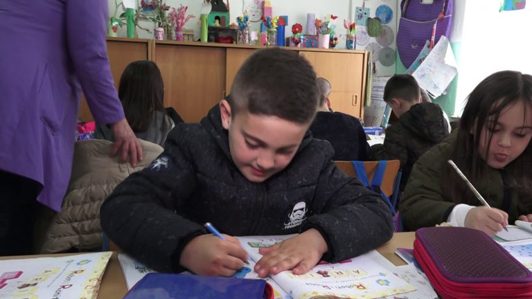 Kumanovë / Shkollat po mbesin pa nxënës, familjet ikin në perëndim