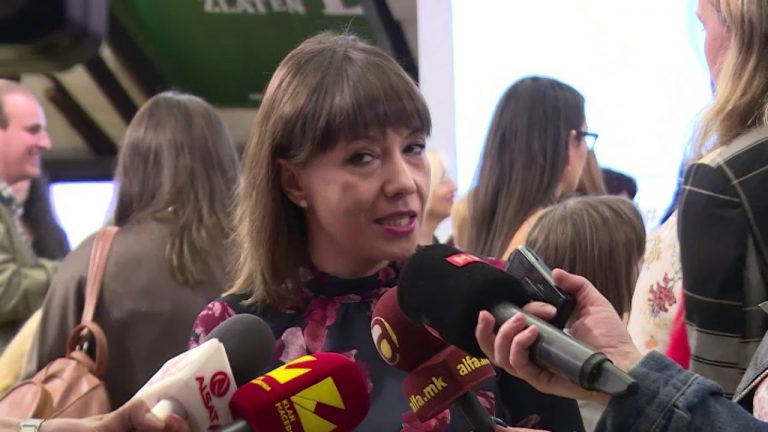 Kur trimërohet Ministresha Carovska- urdhëron deputetët: Miratoni ligjet për pensionet sociale dhe ndihmat sociale 12 mijë denarë ?