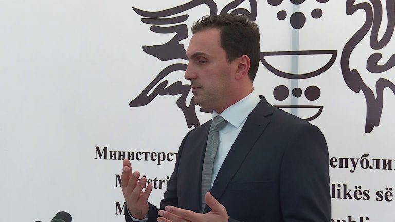 3 in 1 video lajmi flet / Ministri i kultures Asaf Ademi  3 here foli a duhet tash te pret shiritin e Teatrit ne Shkup