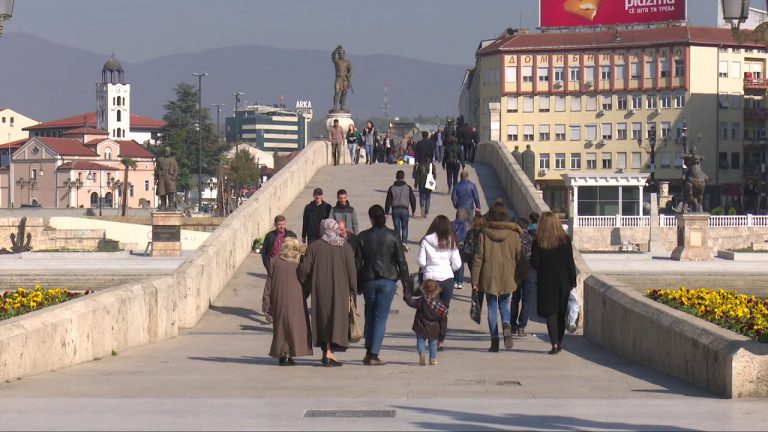 KRYQI I KUQ: RRETH 22,2 PËR QIND E POPULLSISË KONSIDEROHEN TË VARFËR (VIDEO)