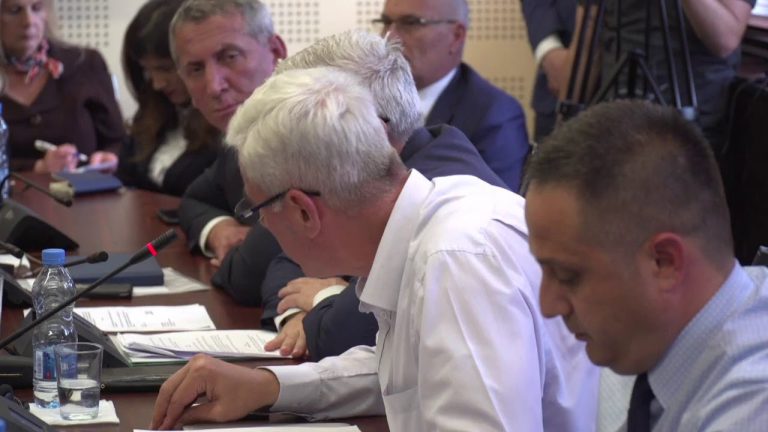 Përballja e presidentit Hashim Thaçi me deputetët për gylenistët (video)