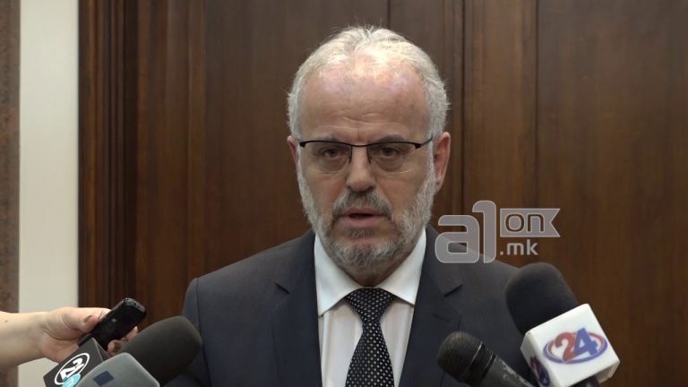 Video-lajm / Talat Xhaferi këzdiset nga pyetja e gazetarit për dorëheqje nëse dalin” bomba”edhe për të…