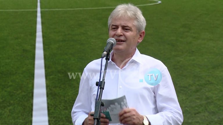 VENDOSET GURTHEMELI PËR TRIBUNËN E FC SHKUPIT,SPORTI DHE POLITIKA NË NJË VEND-BDI U LAVDRUA. INVESTOI UEFA???