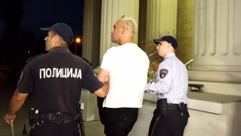 Bojan Jovanovski me pranga sillet në Gjykatën Penale! (VIDEO)