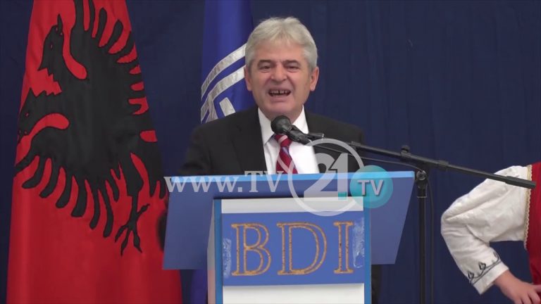 Video-lajm /Ali Ahmeti nga Saraji nuk mundi ta fsheh nervozën lidhur me “bombat” e El Chekaa.