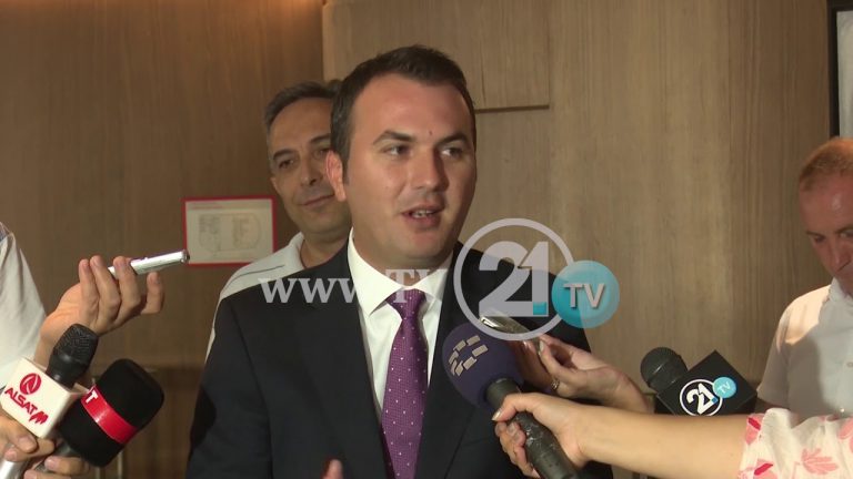 Sindikata i përgjigjet ministrit Arbër Ademit: O kushtet, o s’ka mësim më 2 shtator?!