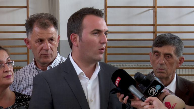 (VIDEO) PROTESTAT KUNDËR PARALELES SHQIPE,NË IDRIZOVË MINISTRI DYSHON SE KANË PRAPAVIJË POLITIKE