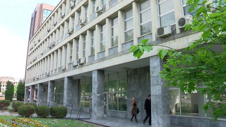 (VIDEO) JANEVA MBETET NË BURG, GJYKATA NUK E PRANON PRONËN E SAJ SI GARANCI