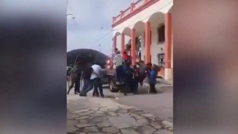 BANORËT E TËRHEQIN ZVARRË ME MAKINË KRYEBASHKIAKUN NË MEKSIKË PASI NUK I REALIZOI PREMTIMET