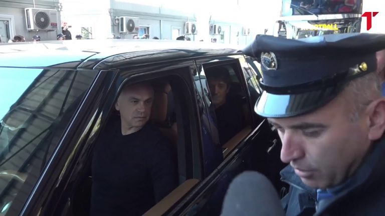Momenti kur polici i Kosovës e kthen mbrapa drejtorin e Crvena Zvezdës / Është urdhër i Qeverisë së Kosovës, nuk mund të hyni