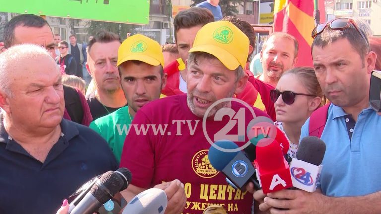 Bujqit me traktorë para Qeverisë, protestojnë për subvencione që nuk u janë paguar