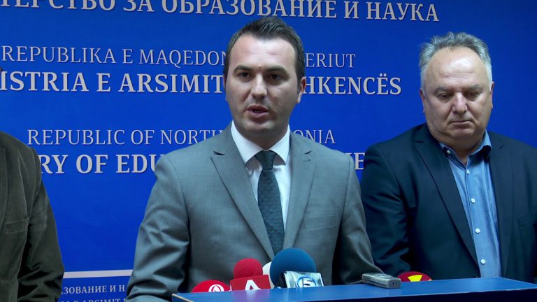 (VIDEO) MINISTRIA E ARSIMIT DHE SINDIKATA NUK MERREN VESH PËR PAGAT