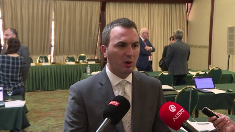 (VIDEO) SINDIKATA DHE MINISTRIA ENDE PA MARRËVESHJE PËR RRITJEN E PAGAVE