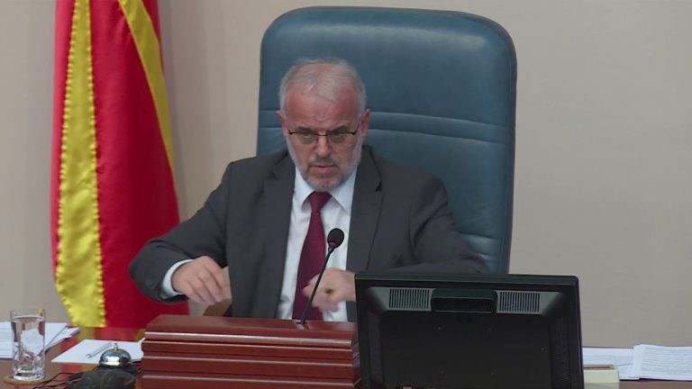 Kaosi në Kuvend, përplasje për 123 ligjet në procedurë