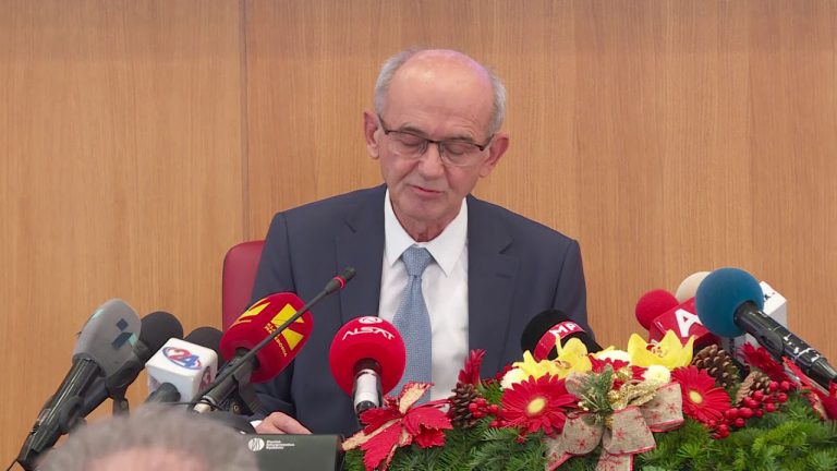 Jovevski / Kolegë, mos bini pre e presioneve
