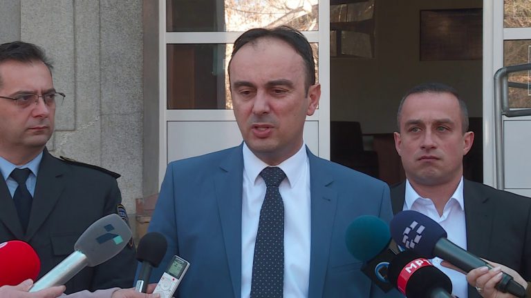 Ministri i MPB -së Çulev / 14 900 qytetarë janë duke pritur për pasaporta