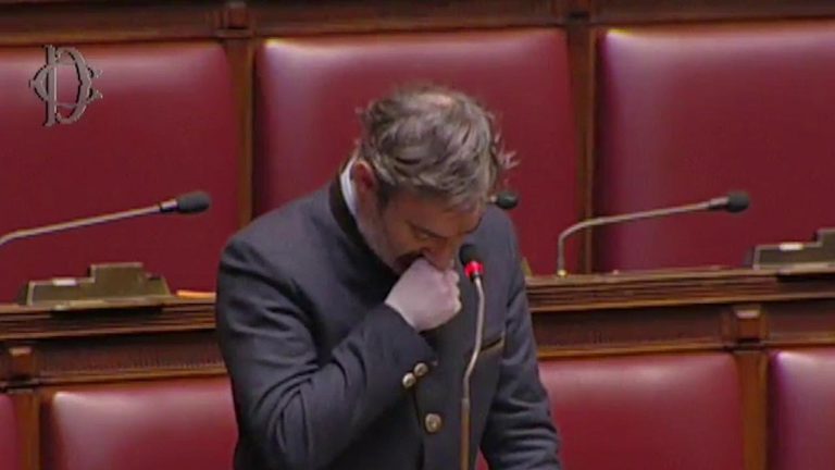 Deputeti italian shpërthen në lot: Nuk kemi ku t’i çojmë viktimat