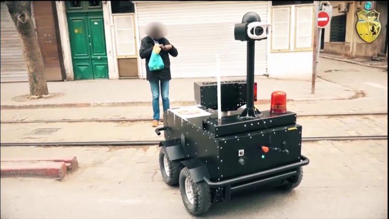 Video/ Koronavirus, Tunizia përdor robotët për të kontrolluar lëvizjen e njerëzve në rrugë