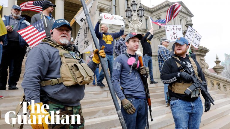 Protestuesit e armatosur kërkojnë t’i japin fund urdhrave të mbylljes së koronavirusit të Michiganit – video