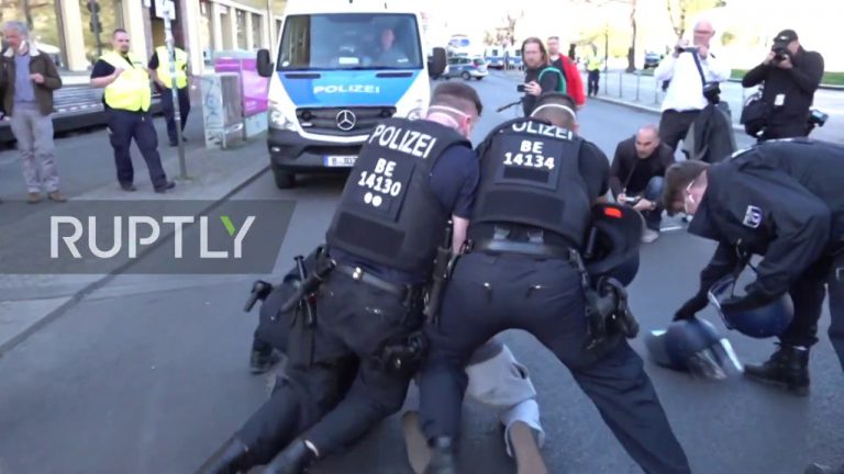 VIDEO/ Protesta në Berlin për masat koronavirus ,ka të paraburgosur