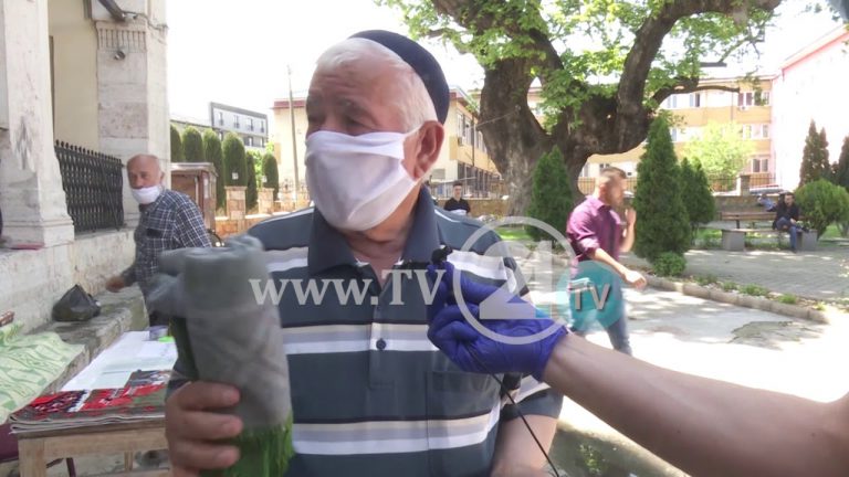 Dita e parë pas hapjes së xhamive, besimtarët mysliman respektojnë rekomandimet ( video)