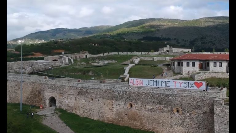 Në Prizren nis hetimi për vendosjen e parullave në përkrahje të Kurtit