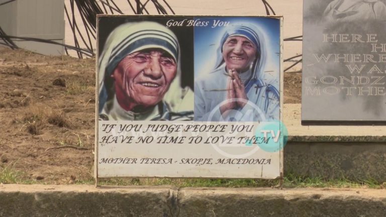 Kush po luan me pllakën e Nënë Terezës? Njëherë s’mundet, tash mund të zhbllokohet