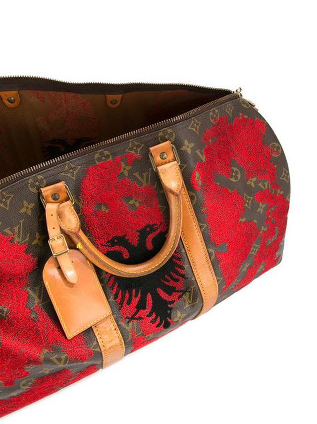 Louis Vuitton', marka luksoze e VIP-ave nxerr në shitje çantën me flamurin  shqiptar për 9.900 euro 