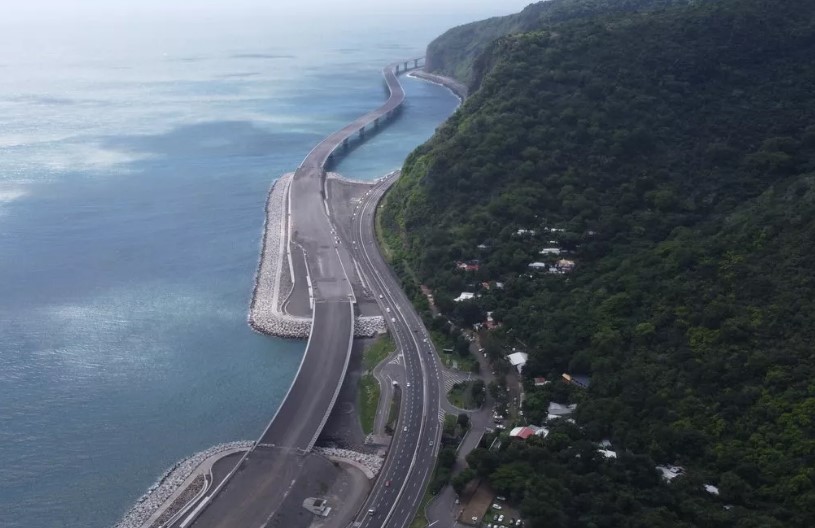 VIDEO Autostrada mbi det që kushton 200 milionë euro për kilometër  projekti gjigant që po sfidon oqeanin në ishullin francez 