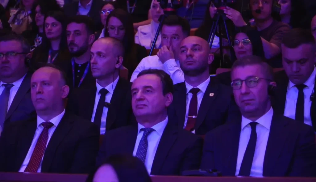 Kongresi i VLEN  Albin Kurti në krah të Mickoskit  Në Prishtinë patriotizëm  në Shkup pranë atyre që i godasin shqiptarët   për herë të parë  harrohet  himni shqiptar  reagime të ashpra në RMV dhe Kosovë 