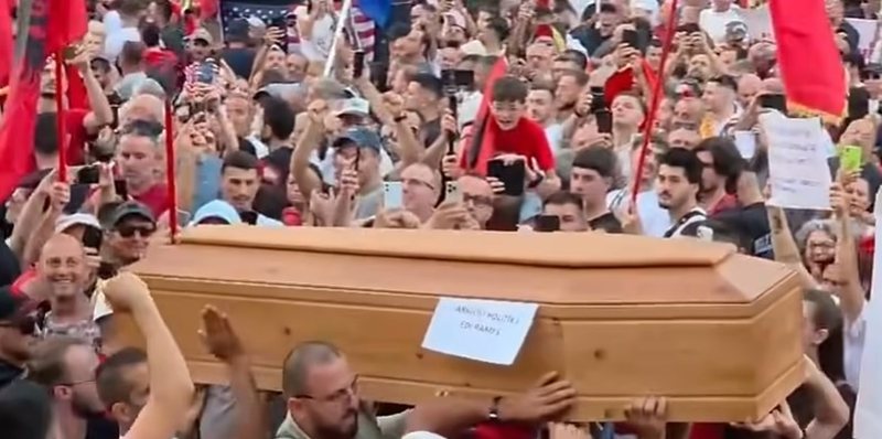 Rama thotë se  llapaqorrë dhe çakej  nga Prishtina e Tetova sollën arkivolin para kryeministrisë në Tiranë  Video 