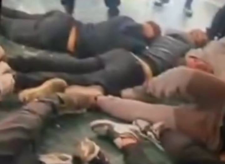 Tiranë   Studentët protestues të shtrirë përtokë  Policia e Shtetit pranon se pamjet janë reale dhe thotë se çfarë ndodhi me ta