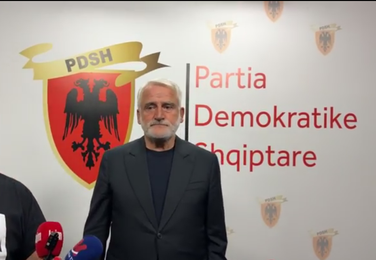Menduh Thaçi   Situata e llahtarshme në Shqipëri situata pas dënimeve të liderëve të UÇK  apetitet e serbisë dhe maqedonasve po shtohen  i presin ditë të rënda dhe të vështira shqiptarët e Maqedonisë  video 