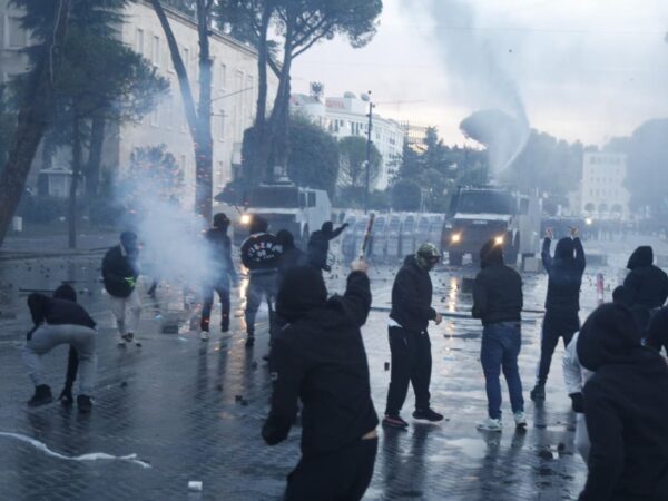 Reuters  Kryeministri shqiptar refuzon të japë dorëheqjen  Revolta e studentëve rritet  nuk u dëgjuan për më shumë se 130 ditë